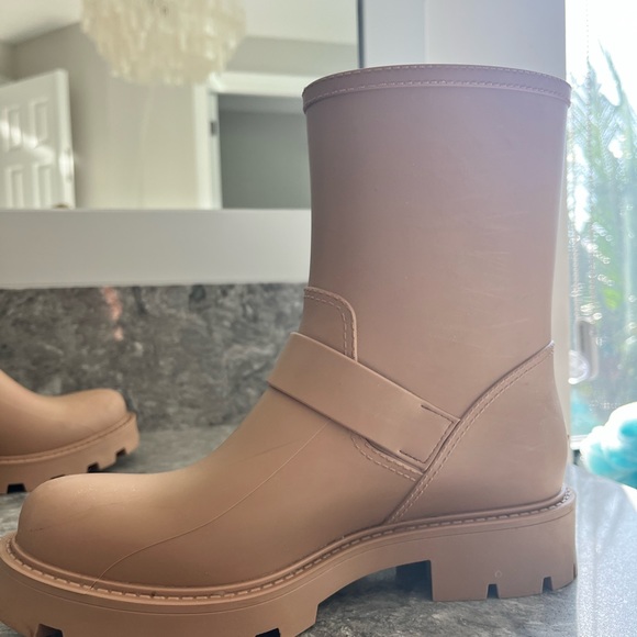 Jimmy Choo Yael Rain Boot in Camel size 38 - Picture 6 of 7